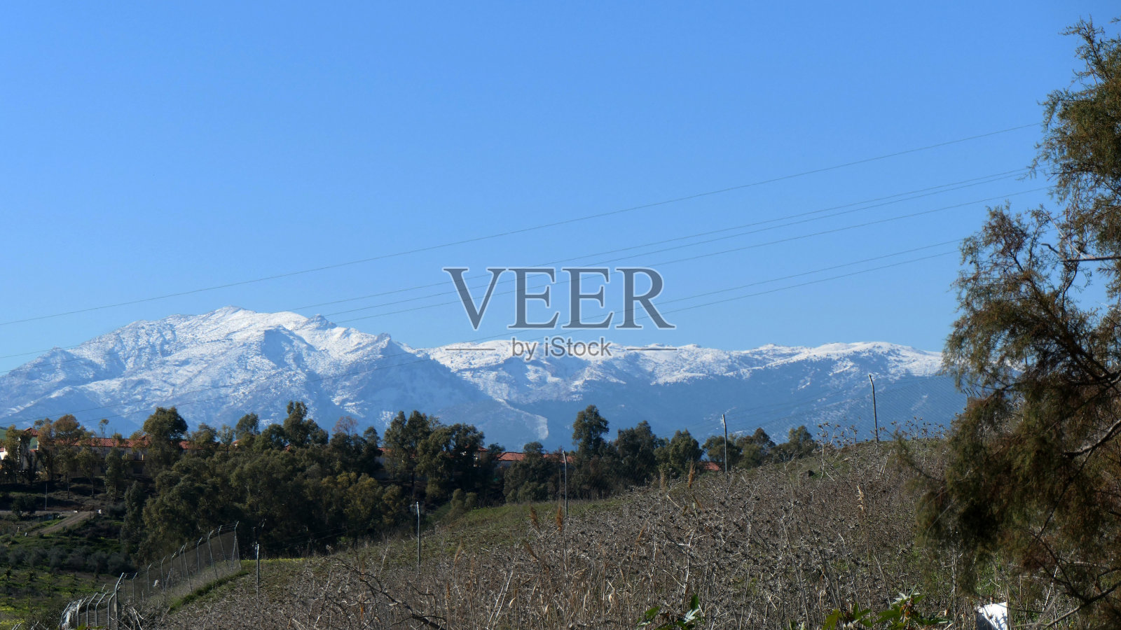 横跨安达卢西亚山谷的雪山照片摄影图片