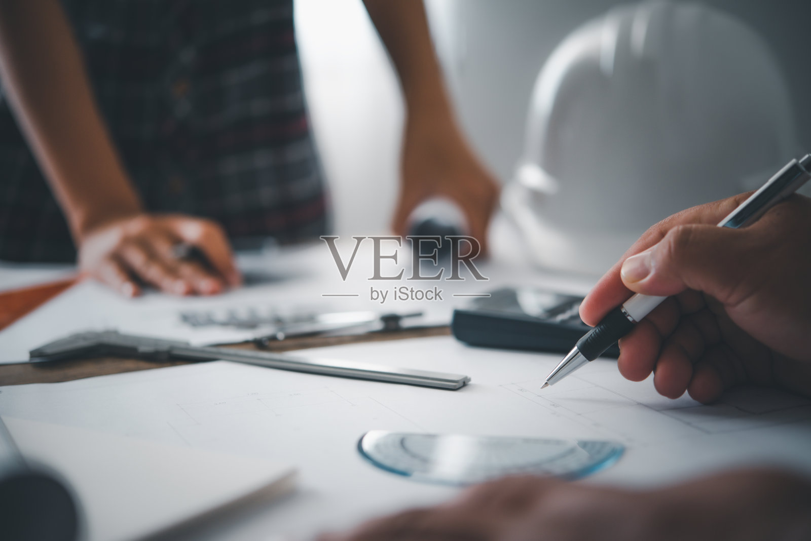 在办公室工作的工程师有蓝图,检查工作场所的建筑计划,建设项目,商业建设照片摄影图片