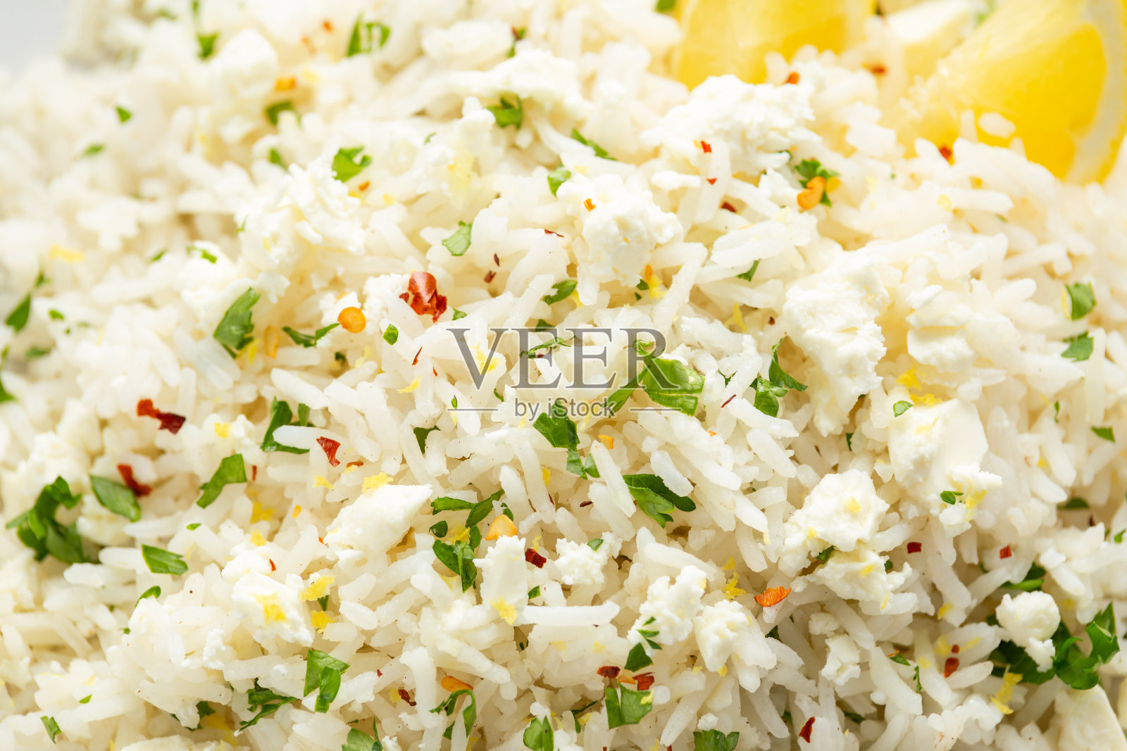 希腊羊乳酪饭配柠檬皮和香草照片摄影图片