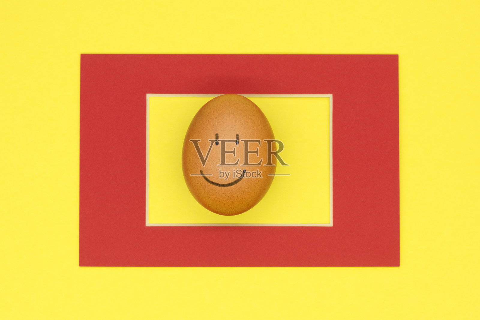 红框里带着微笑的复活节彩蛋。复活节的概念照片摄影图片