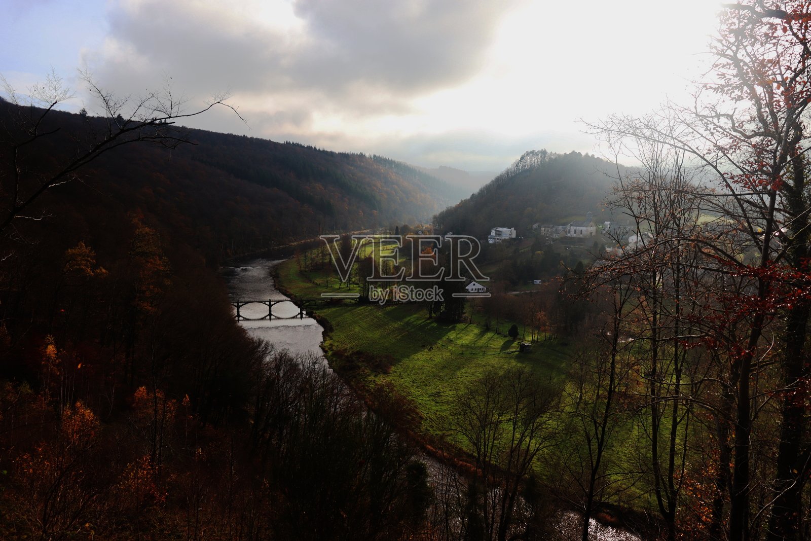 山谷里冬日的阳光照片摄影图片