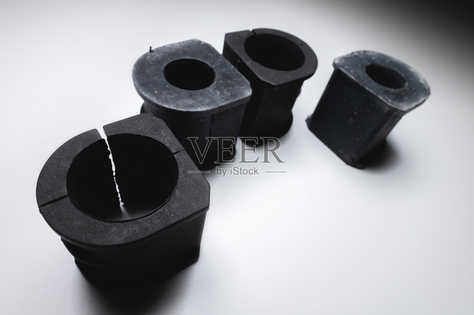 橡胶衬套防滚杆沉默块新对比光在黑色和白色的背景照片摄影图片