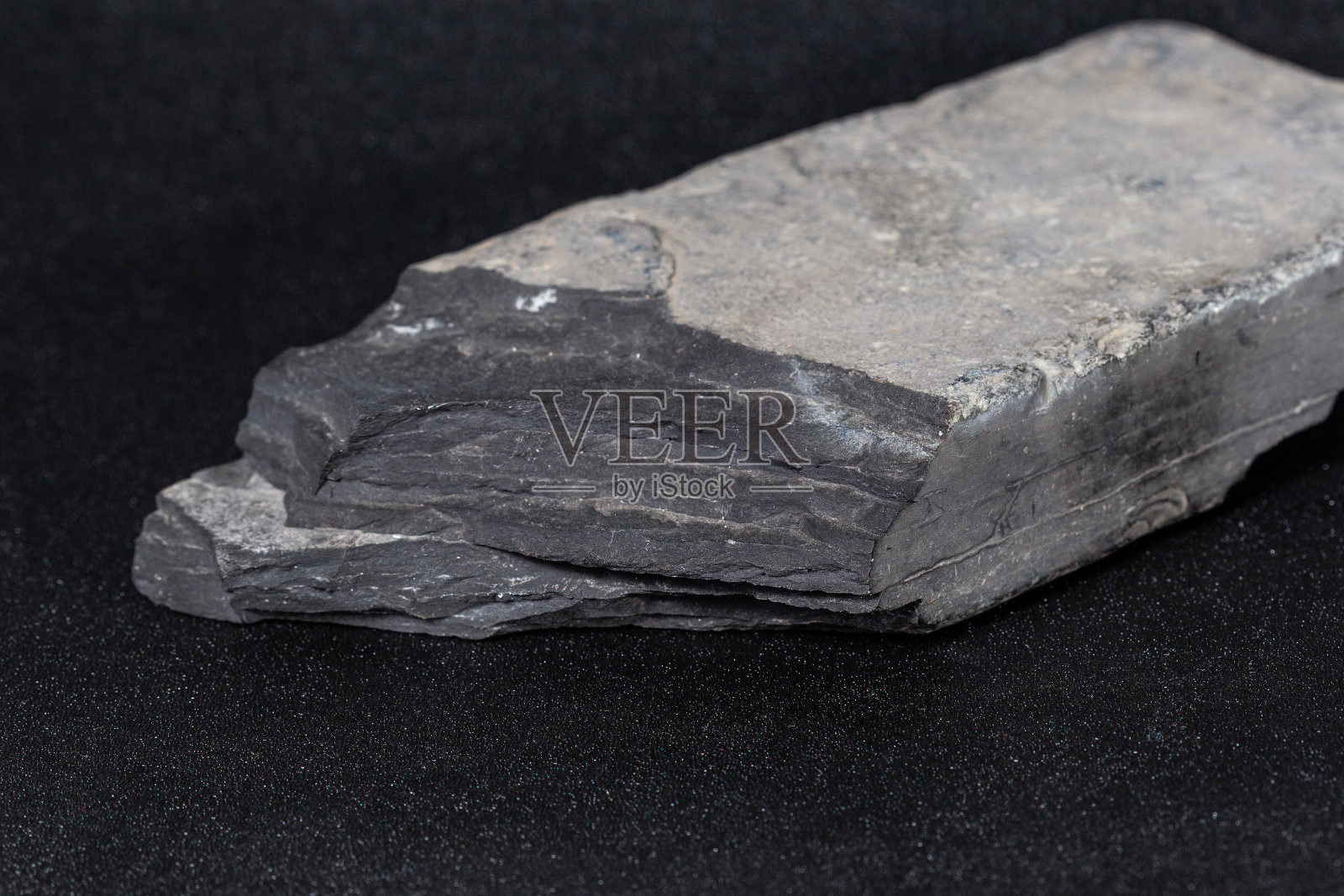 左侧是许多年前发现的灰色扁平砖形岩石照片摄影图片