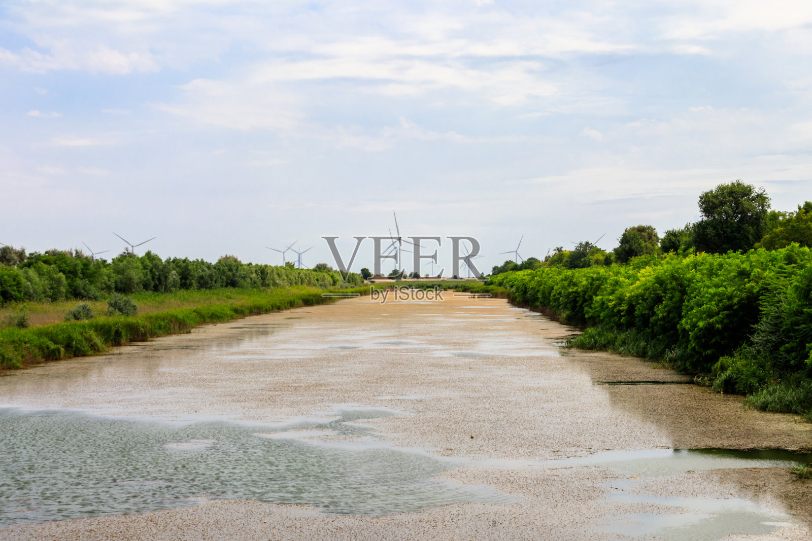 风力涡轮机和北克里米亚运河在科尔森地区,乌克兰。风力发电站。可再生能源照片摄影图片
