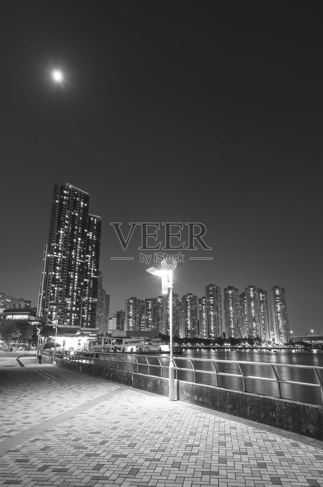 香港城市的高层住宅和海港照片摄影图片