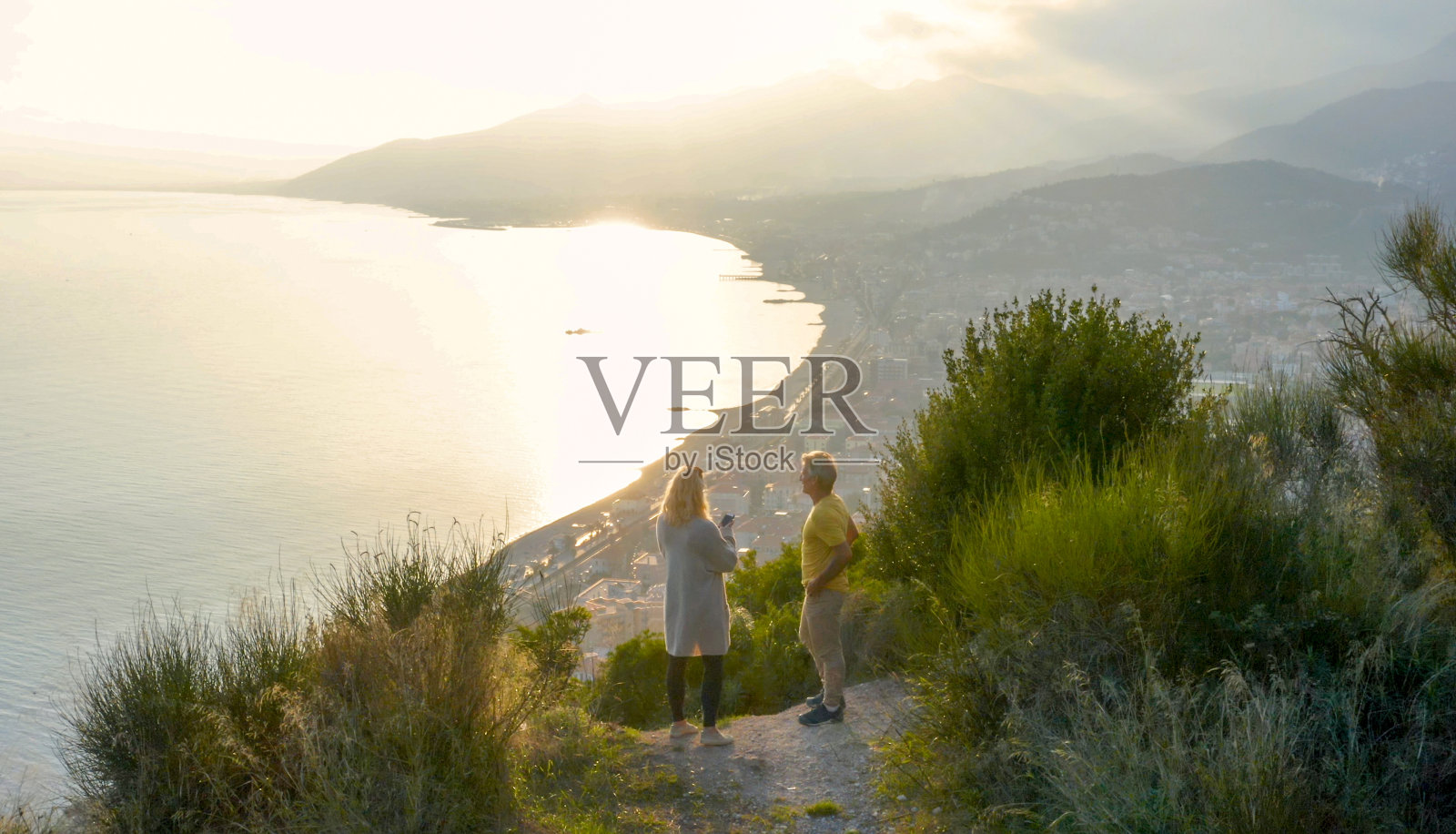 无人机观看日落的夫妇在海上照片摄影图片