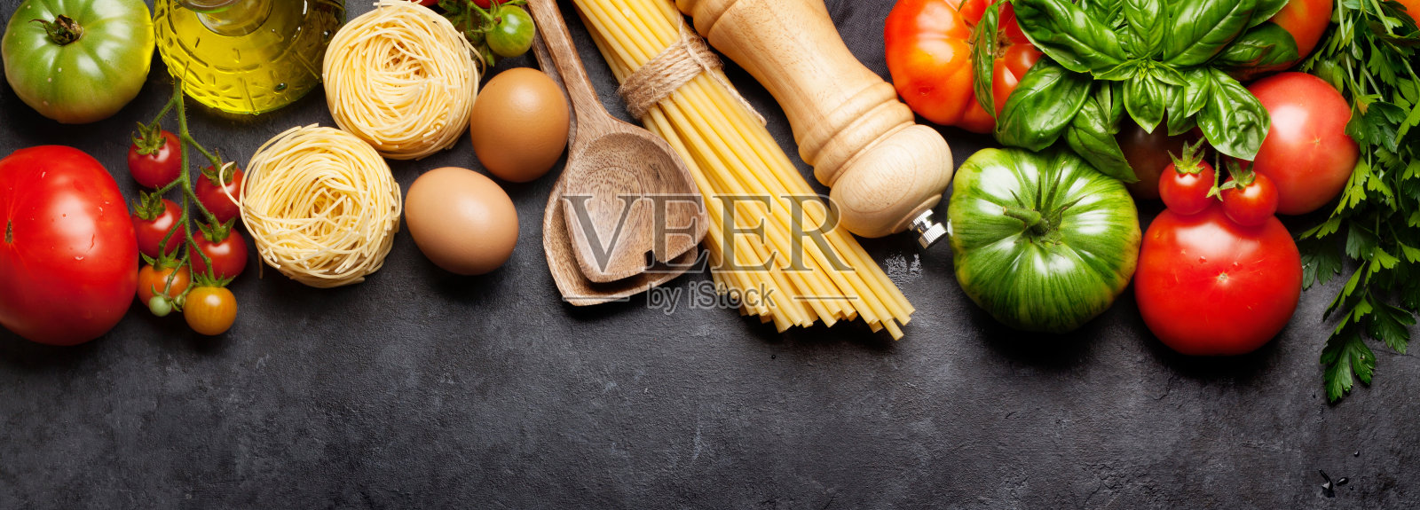 意大利面,西红柿和香草照片摄影图片