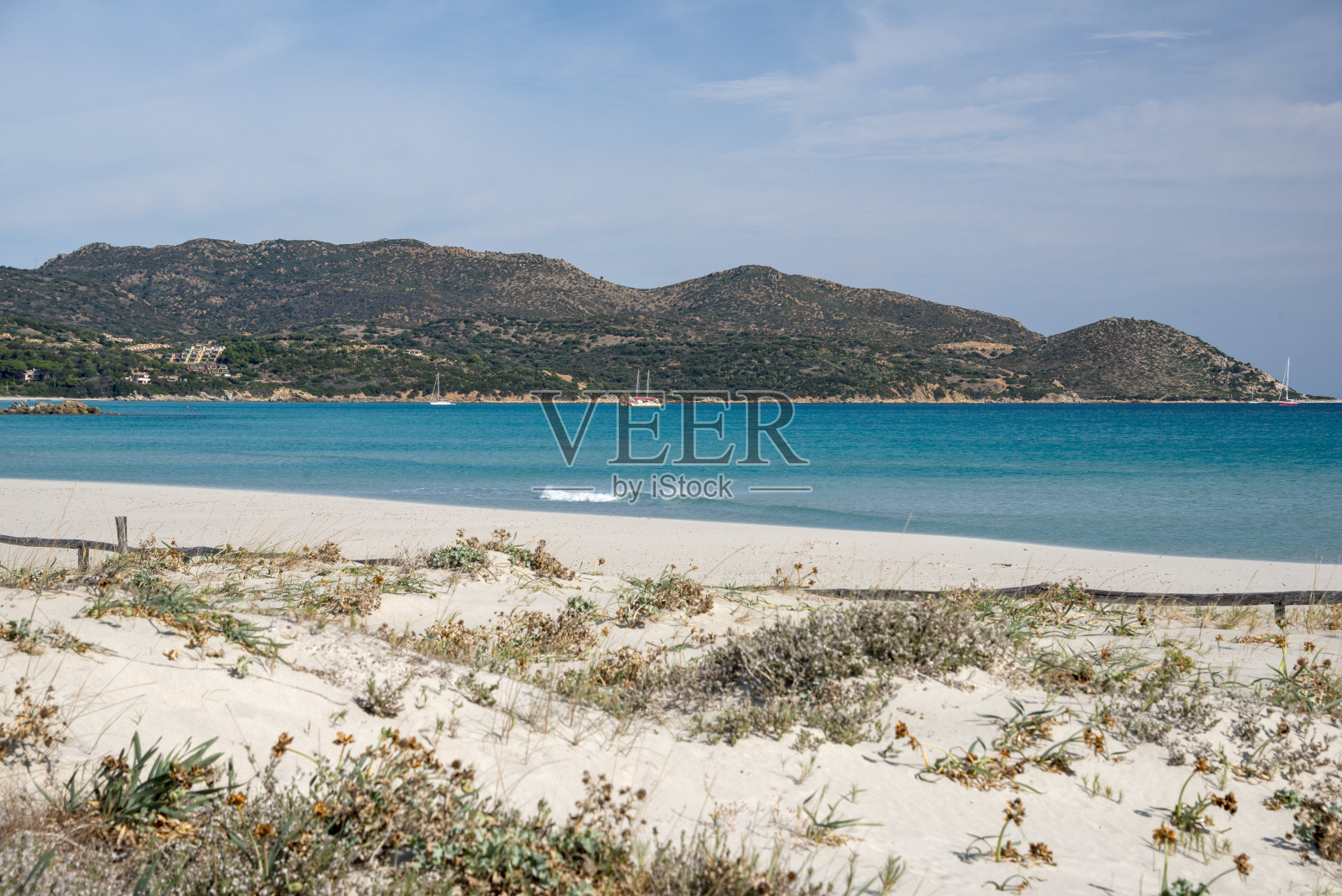 清澈的水在波尔图Giunco海滩,比利亚西米乌斯白色的沙子照片摄影图片