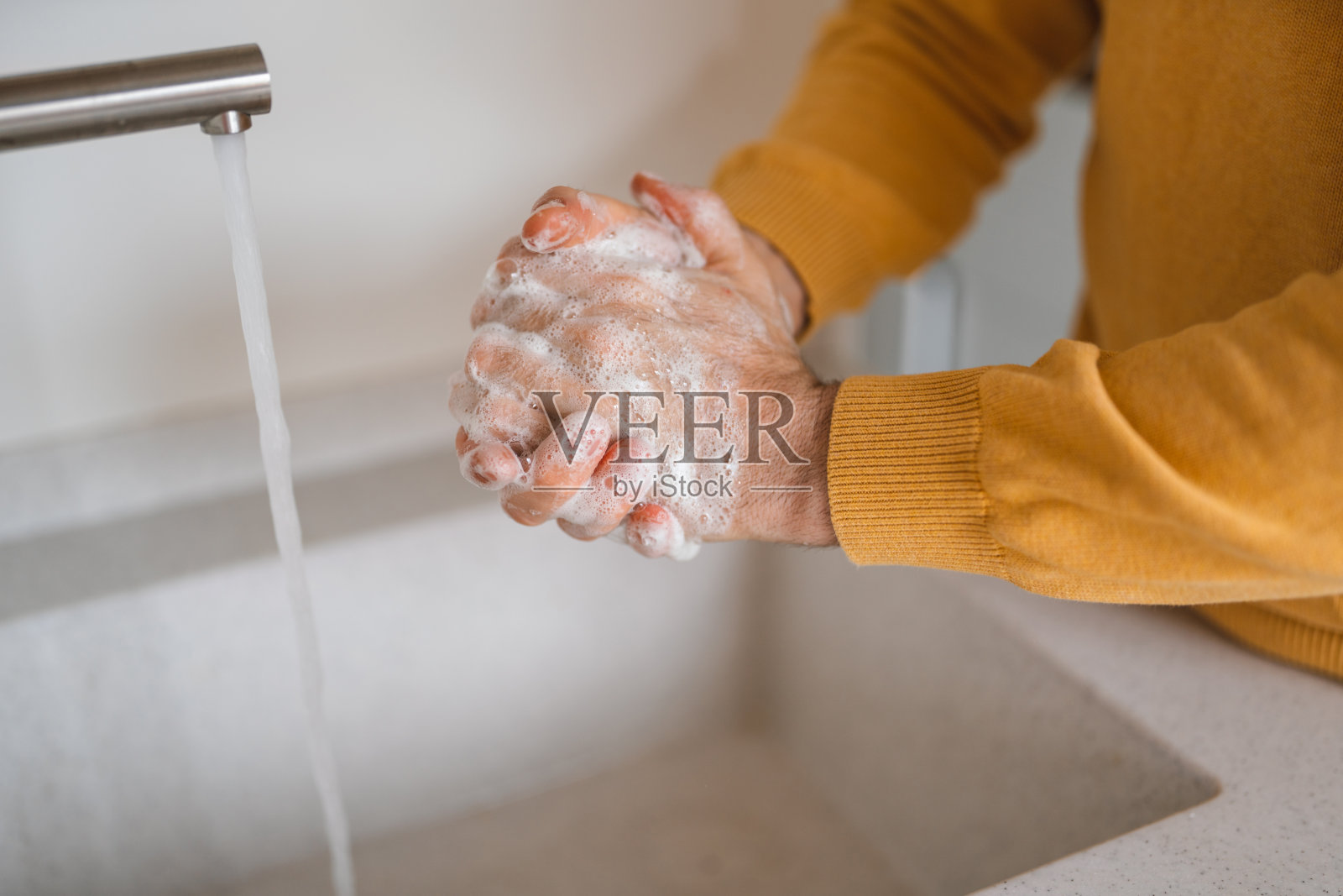 用抗菌凝胶洗手,预防冠状病毒感染,保持卫生照片摄影图片