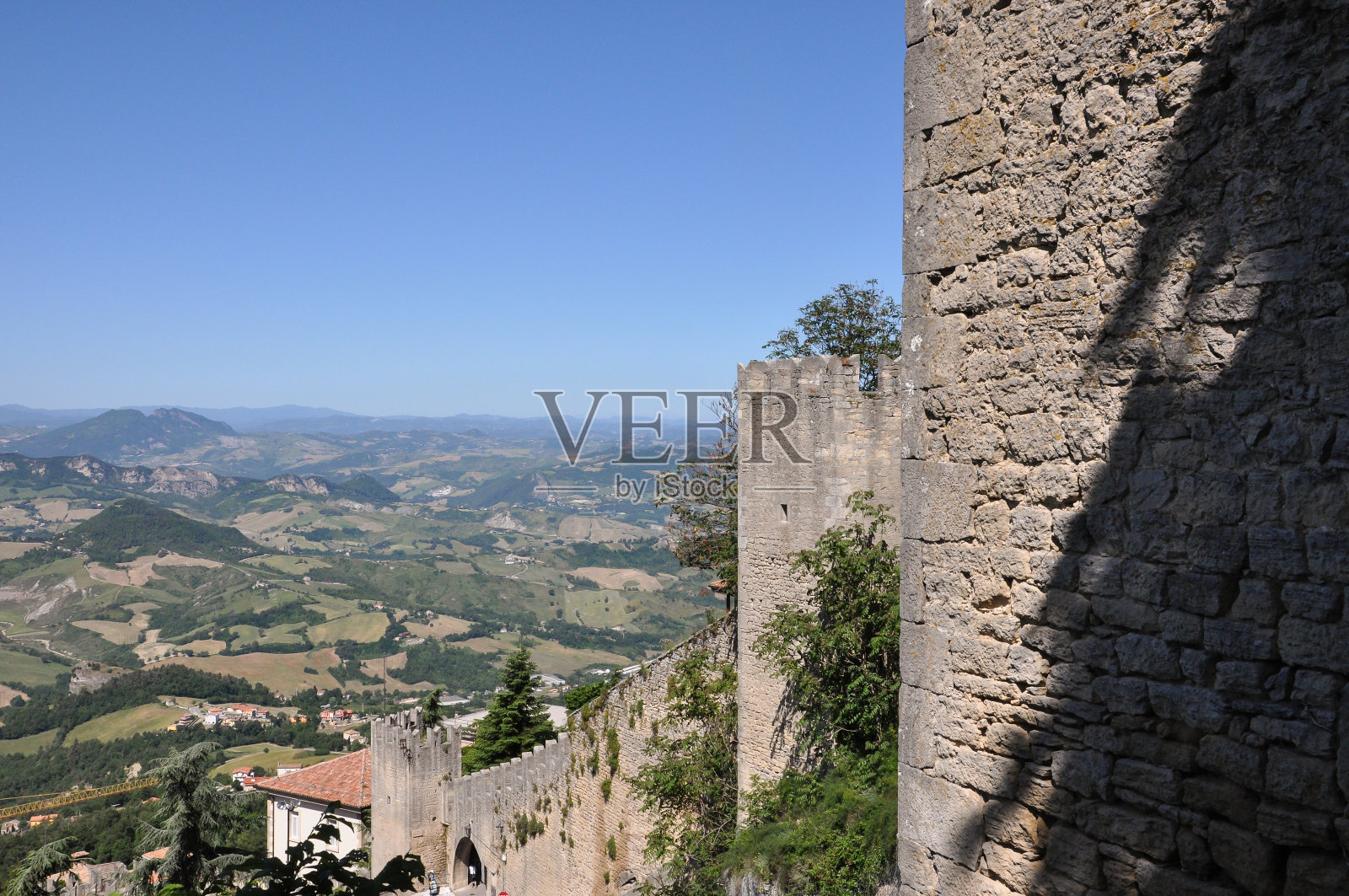 托斯卡纳山。连绵起伏的山丘上有草地和草地。照片摄影图片