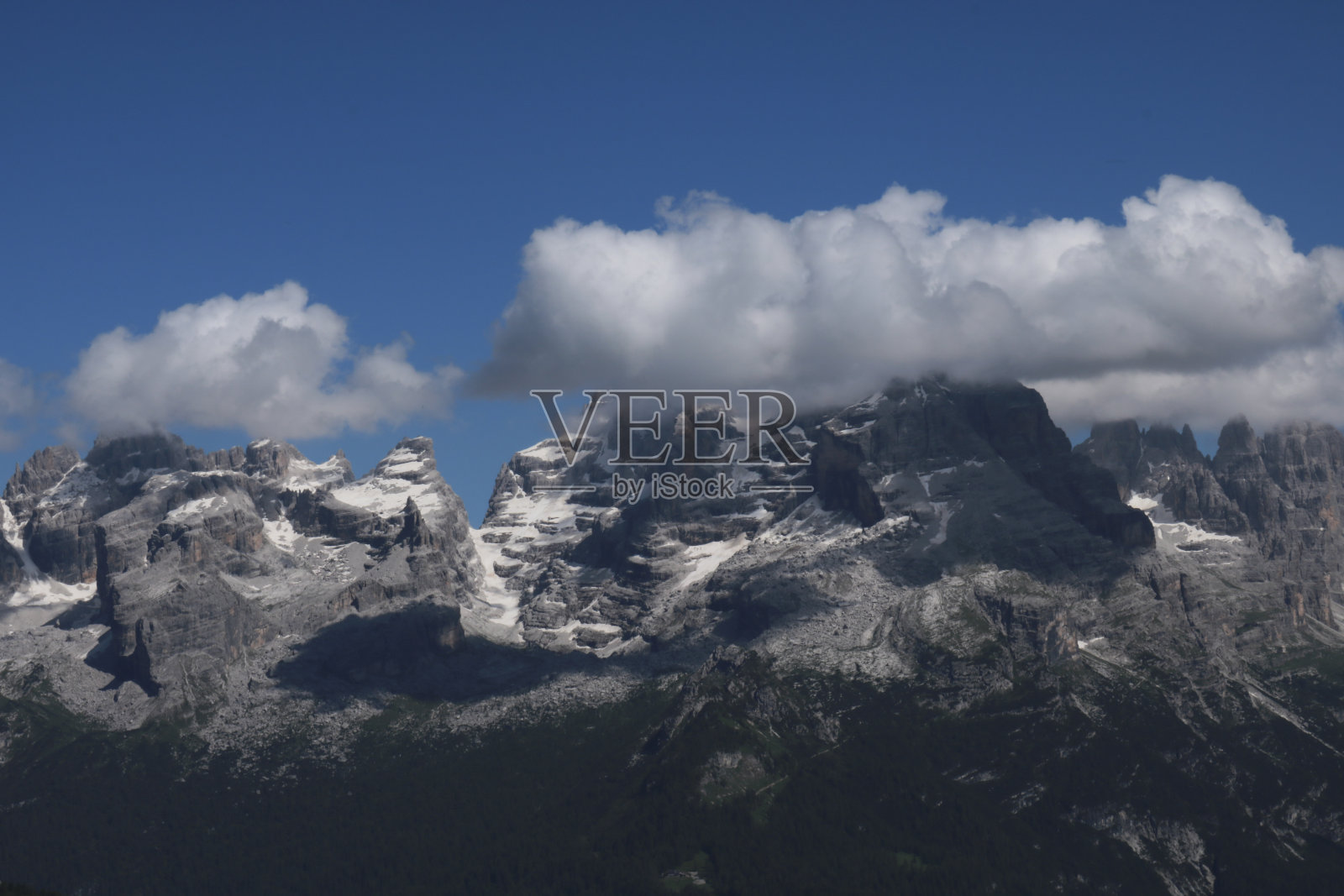 从避难所的5个湖泊可以看到美丽的山景照片摄影图片