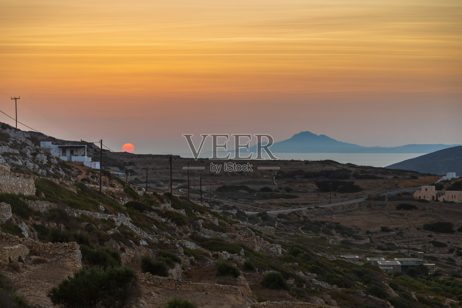 希腊Folegandros岛的乔拉古城的日落。照片摄影图片