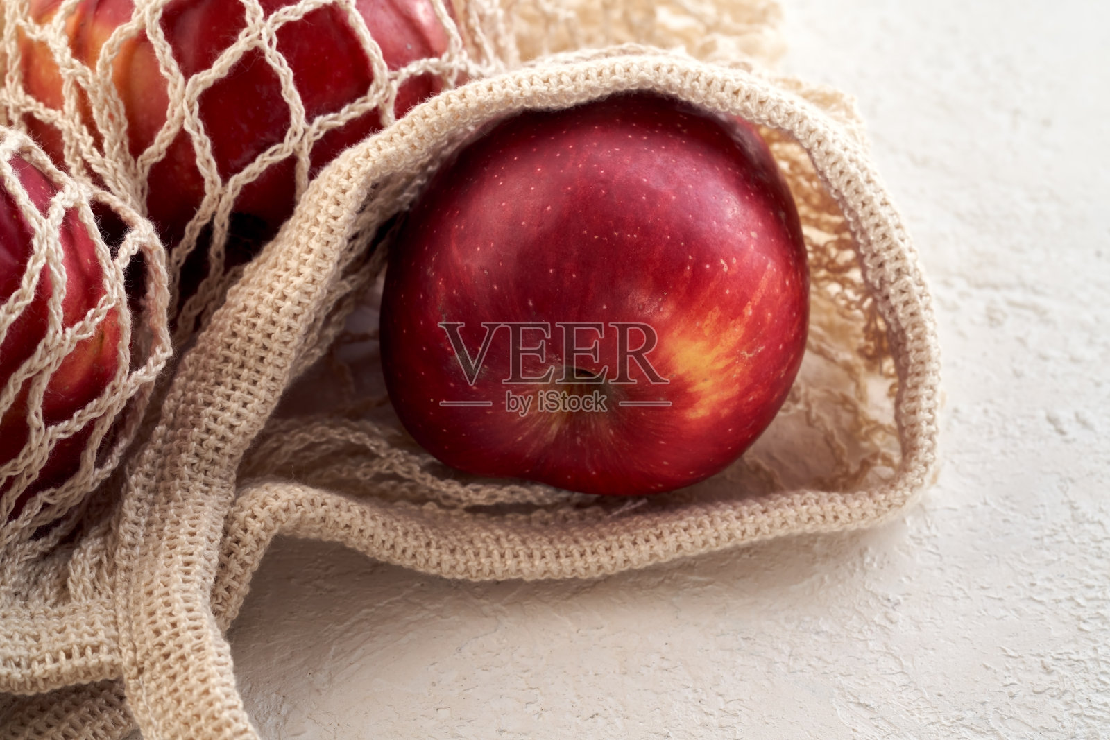 新鲜苹果装在有机棉制成的生态可重复使用的网袋里照片摄影图片