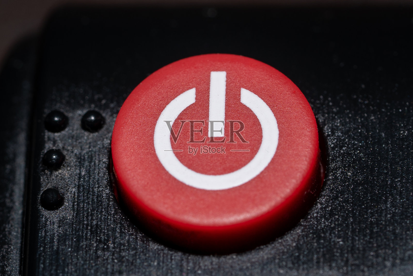 聚焦在遥控器的电源按钮上。照片摄影图片