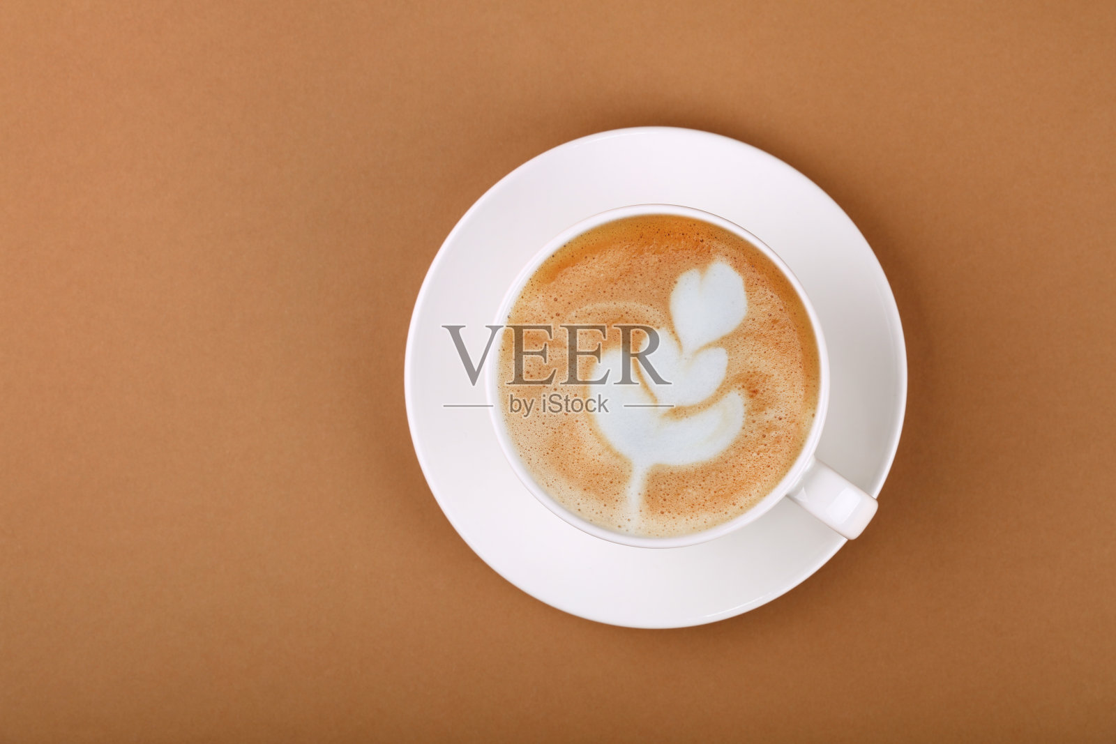 一杯卡布奇诺咖啡放在白碟上照片摄影图片