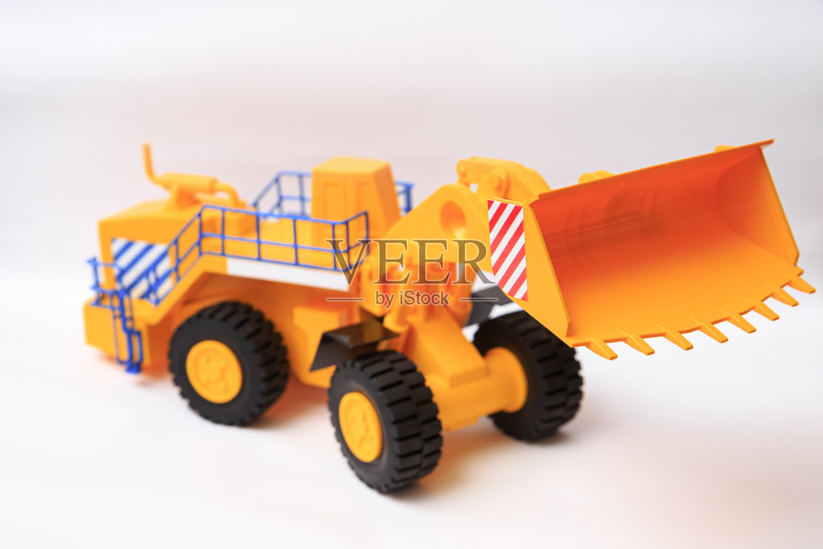 黄色单斗装载机在白色背景上的比例模型照片摄影图片