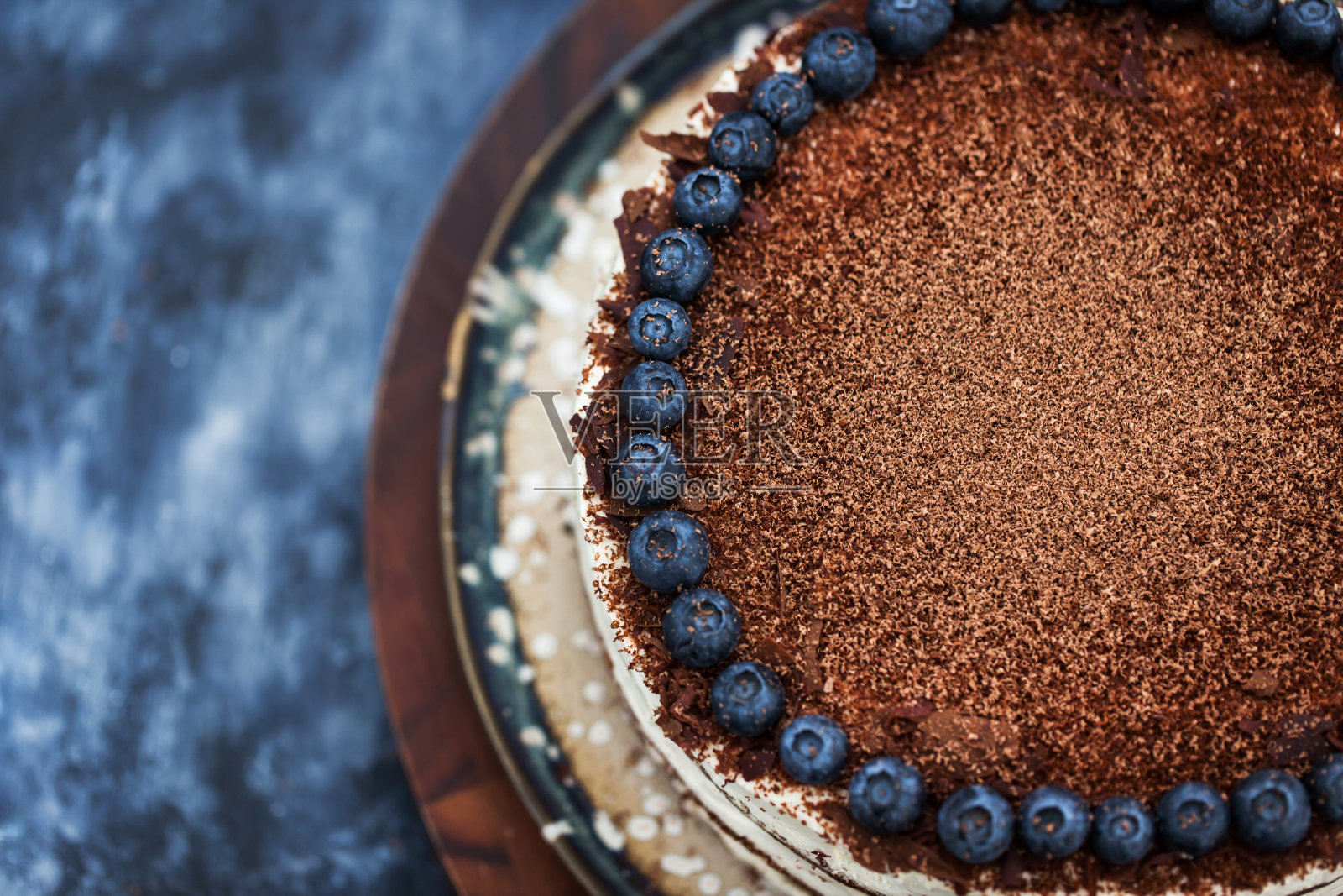 美味的自制酸奶油香草蛋糕装饰巧克力和新鲜的蓝莓照片摄影图片