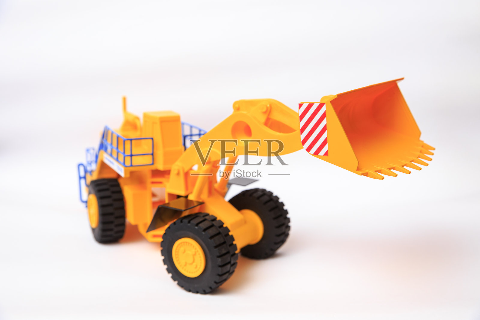 黄色单斗装载机在白色背景上的比例模型照片摄影图片