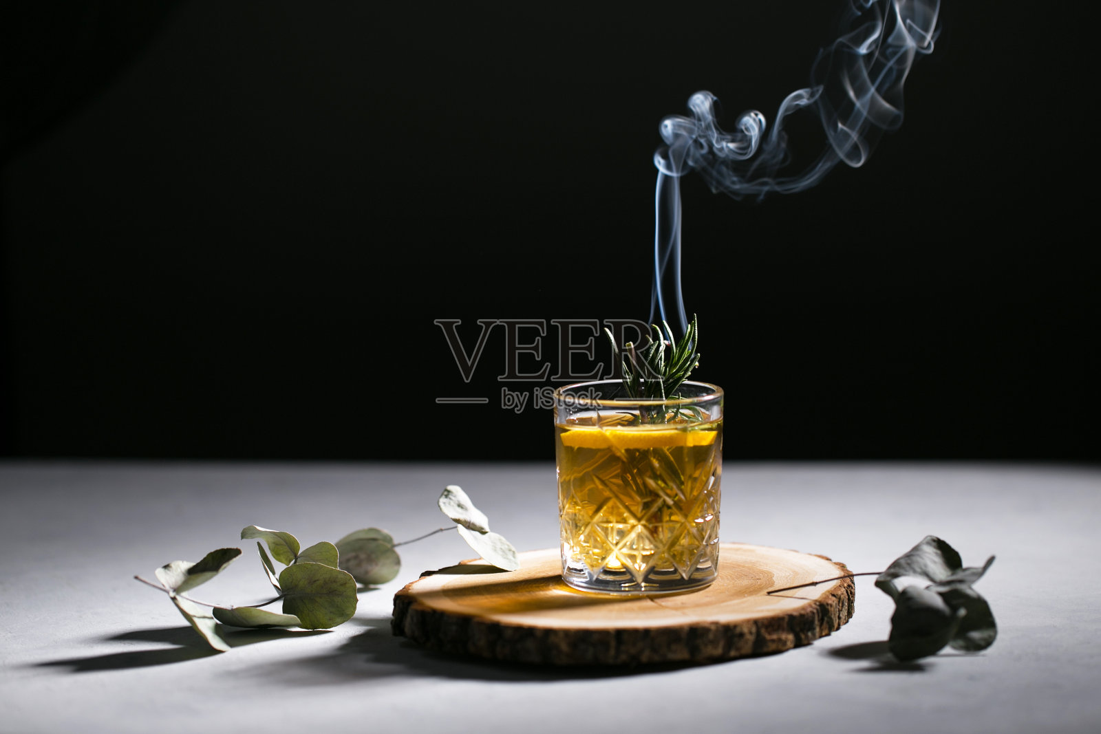 带有迷迭香的黄色鸡尾酒照片摄影图片