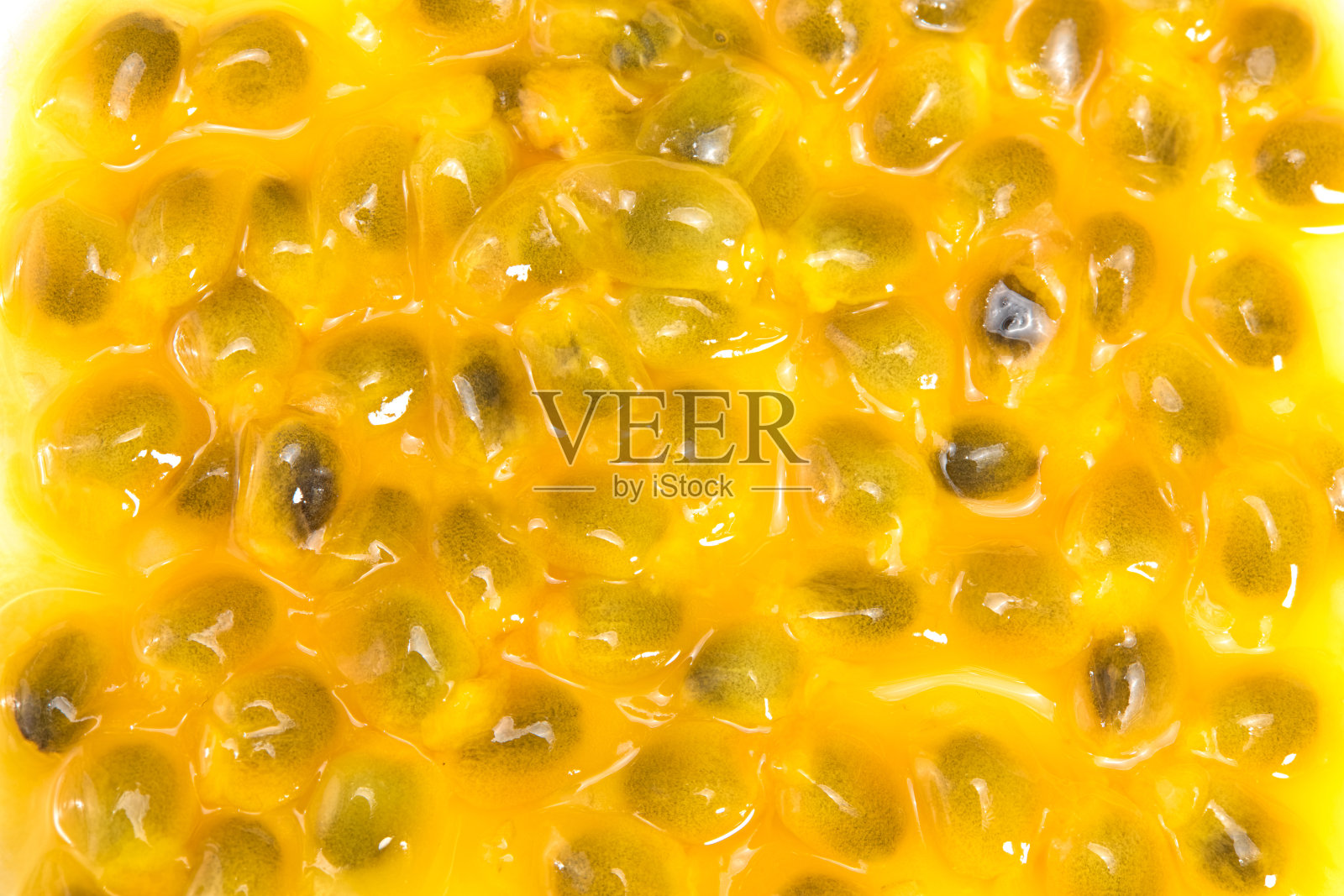 百香果种子孤立在白色背景上。异国情调的水果。俯视图照片摄影图片