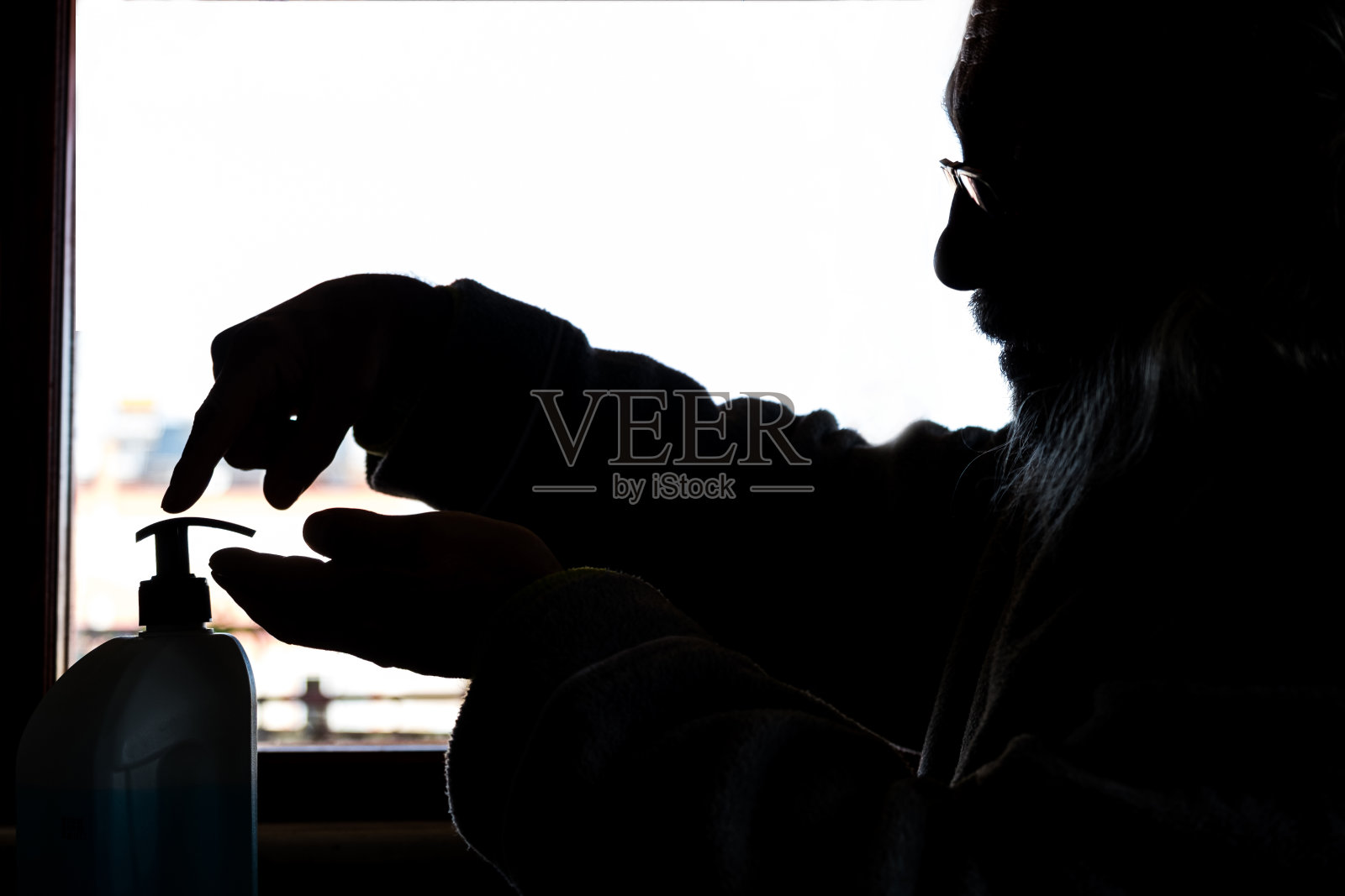 使用消毒剂照片摄影图片