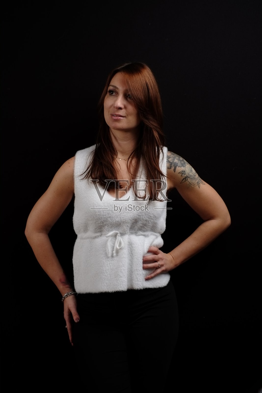 女性肖像与黑色背景照片摄影图片