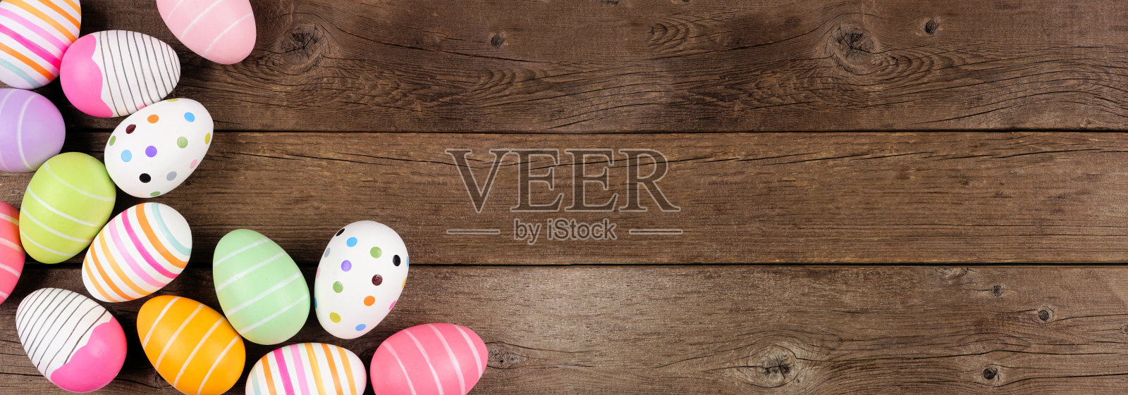 五彩缤纷的复活节彩蛋角边界上的一个乡村木横幅背景照片摄影图片