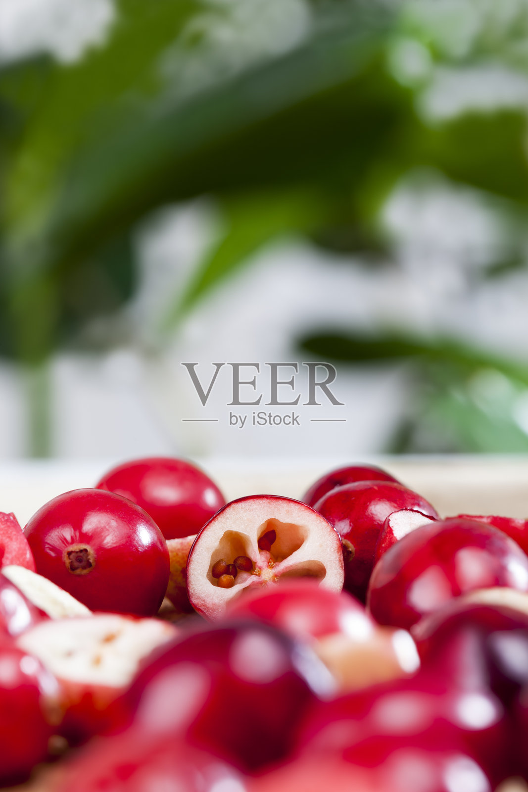 红色切酸有用的蔓越莓照片摄影图片