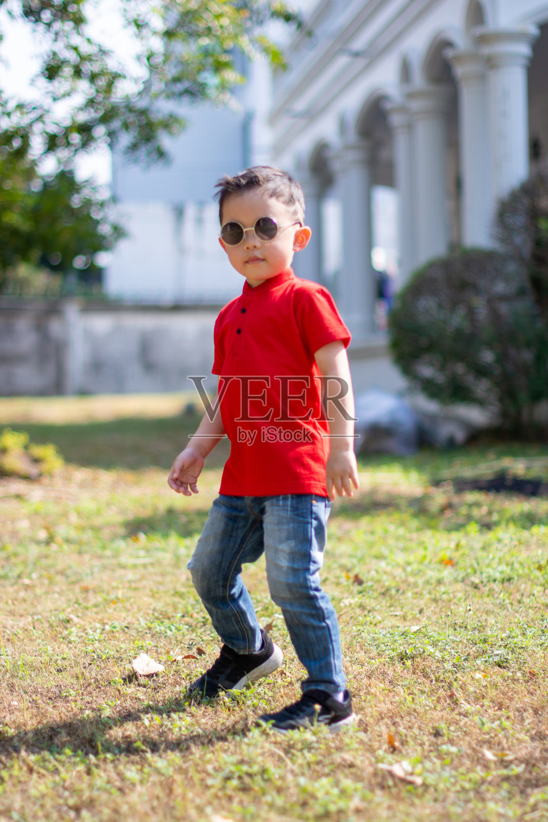 农历新年男孩太阳玻璃直照片摄影图片