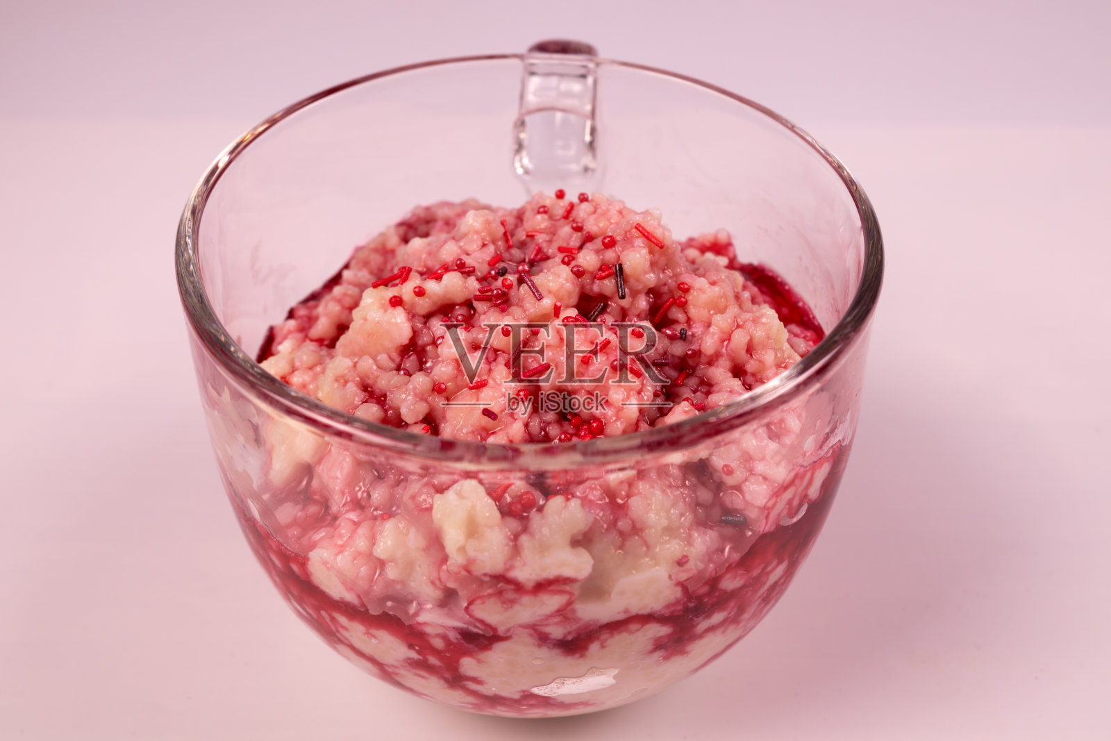 用红色装饰冰淇淋的透明杯子照片摄影图片