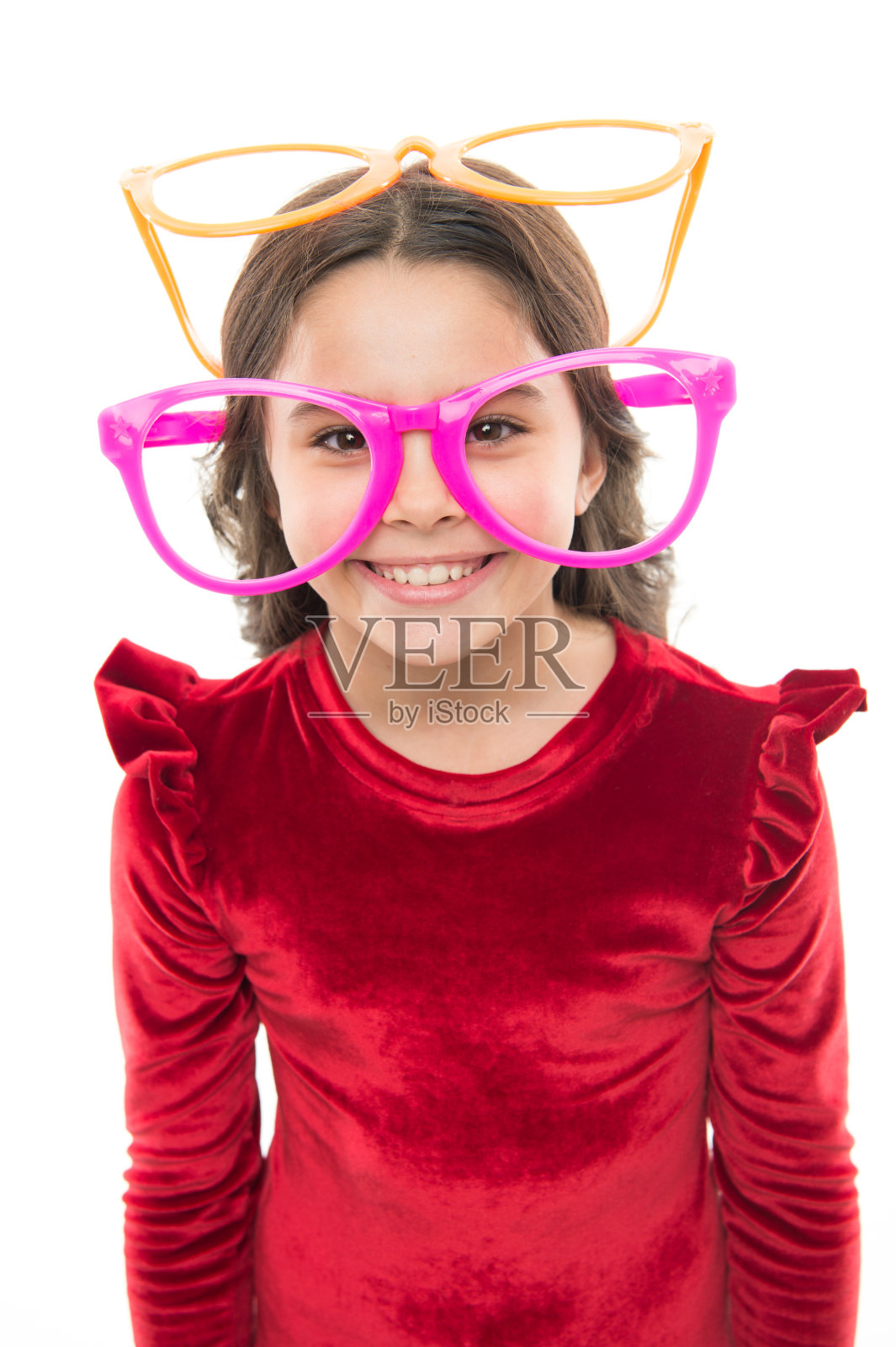 孩子视力好,快乐。激光校正。眼保健操提高视力。女孩戴着大眼镜。视力和健康。光学和视力治疗。有效锻炼眼睛变焦照片摄影图片