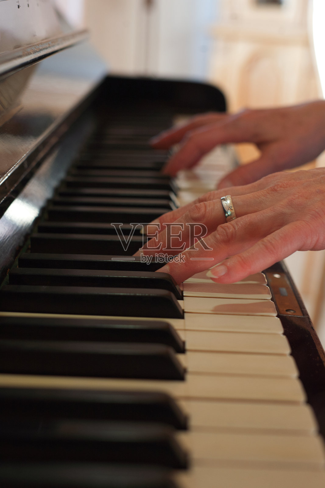 弹奏钢琴的女人照片摄影图片
