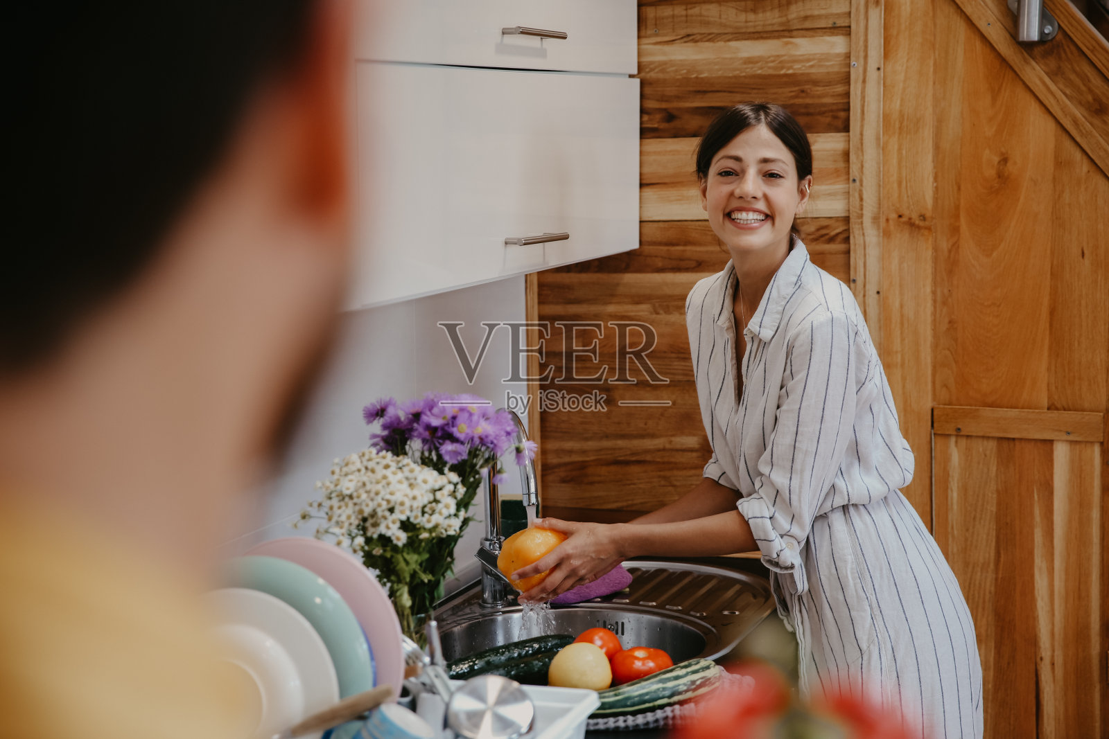 用爱心洗菜、煮菜照片摄影图片