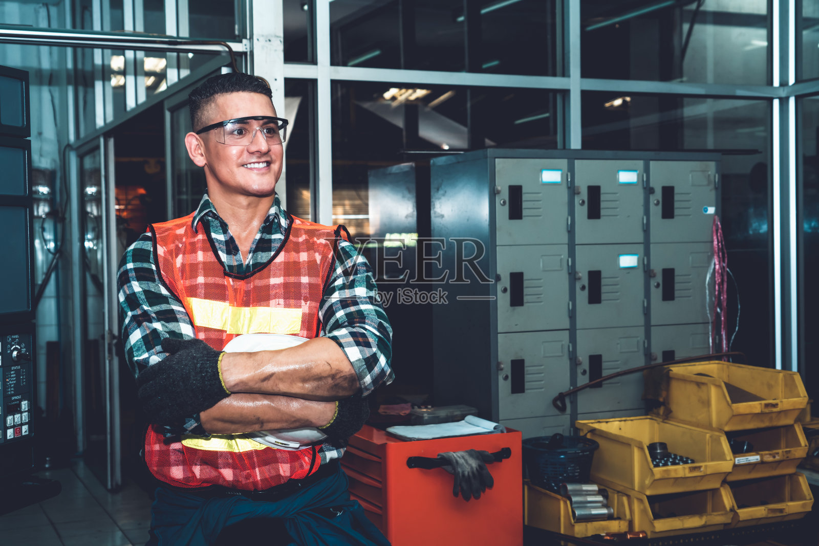 年轻的工厂工作人员或工程师近距离拍摄的肖像在制造工厂照片摄影图片