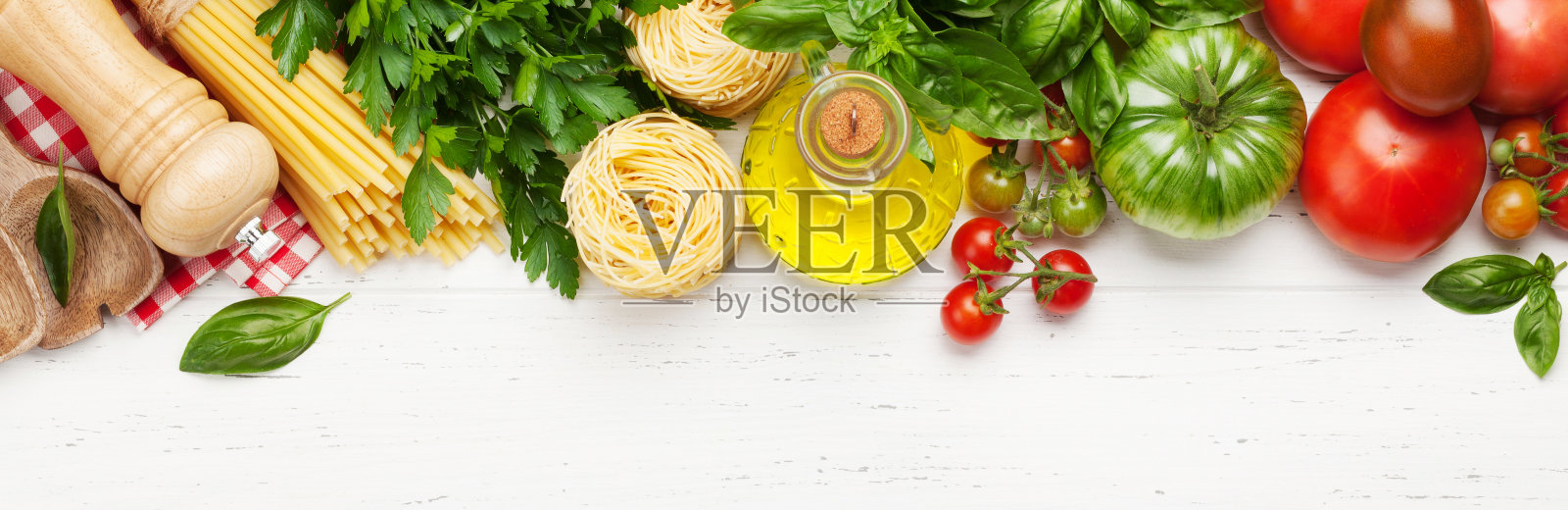 意大利面,西红柿和香草照片摄影图片