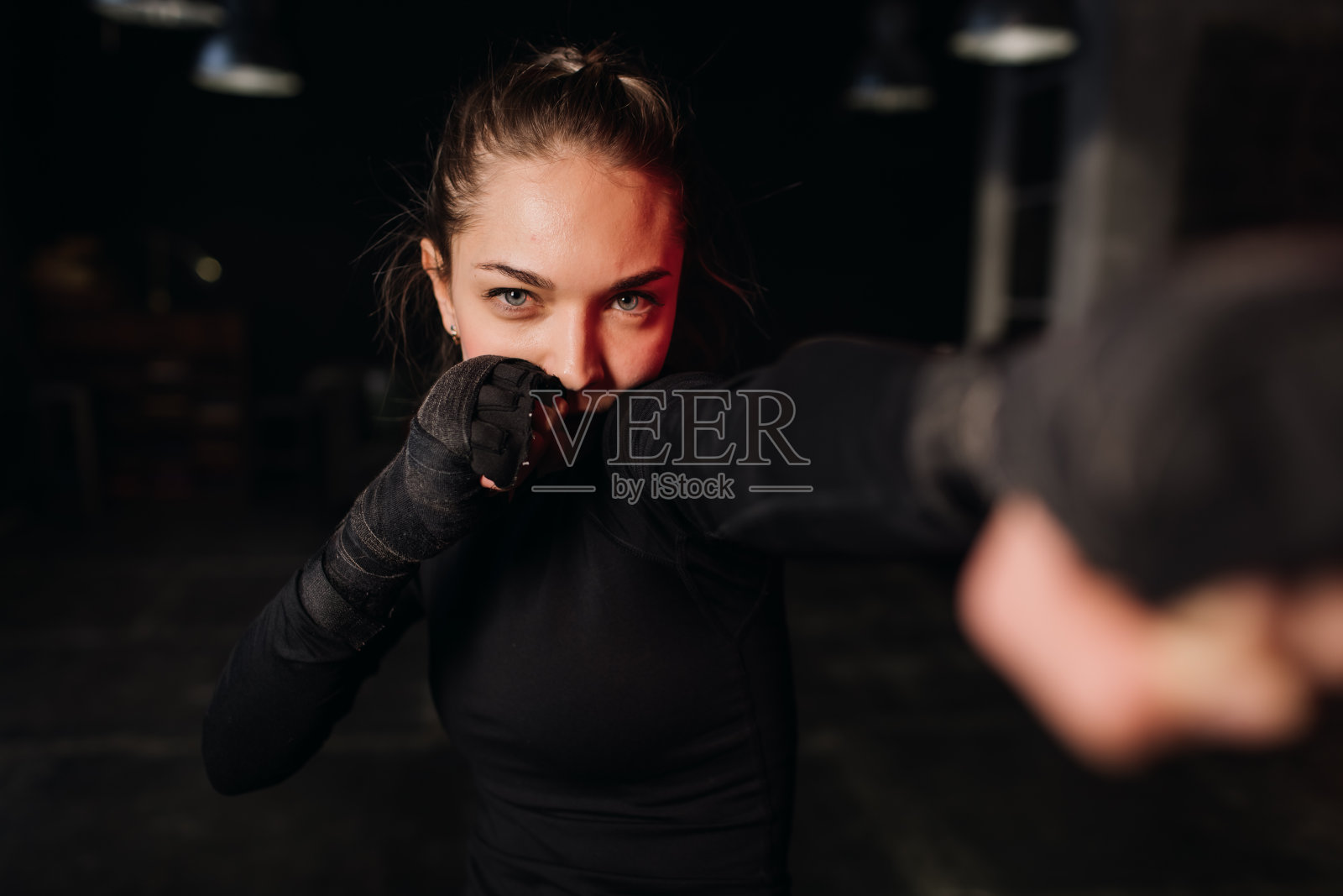 年轻女孩在健身房做运动,很有气氛的健身房照片摄影图片