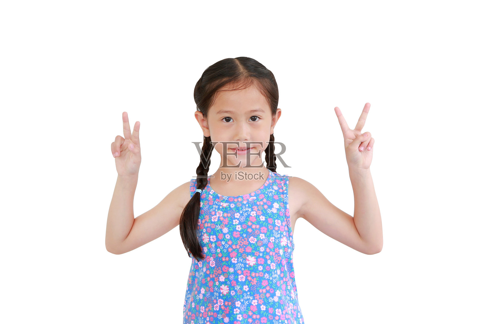 肖像亚洲小女孩显示手指战斗或胜利的手势在白色的背景。照片摄影图片