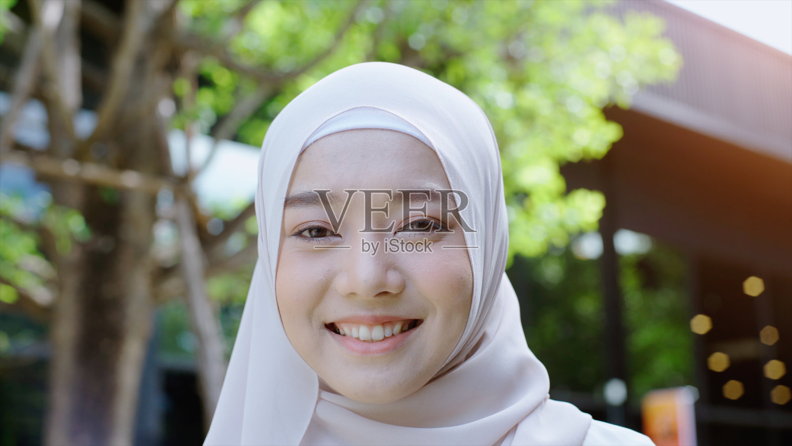 一个年轻的亚洲穆斯林妇女的肖像照片摄影图片