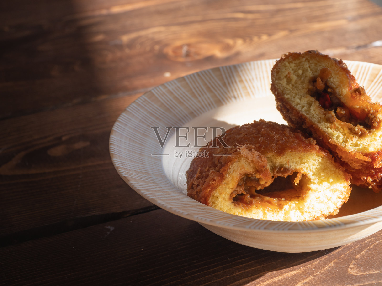 辛辣美味的咖喱面包横截面配上酥脆的生面团。照片摄影图片