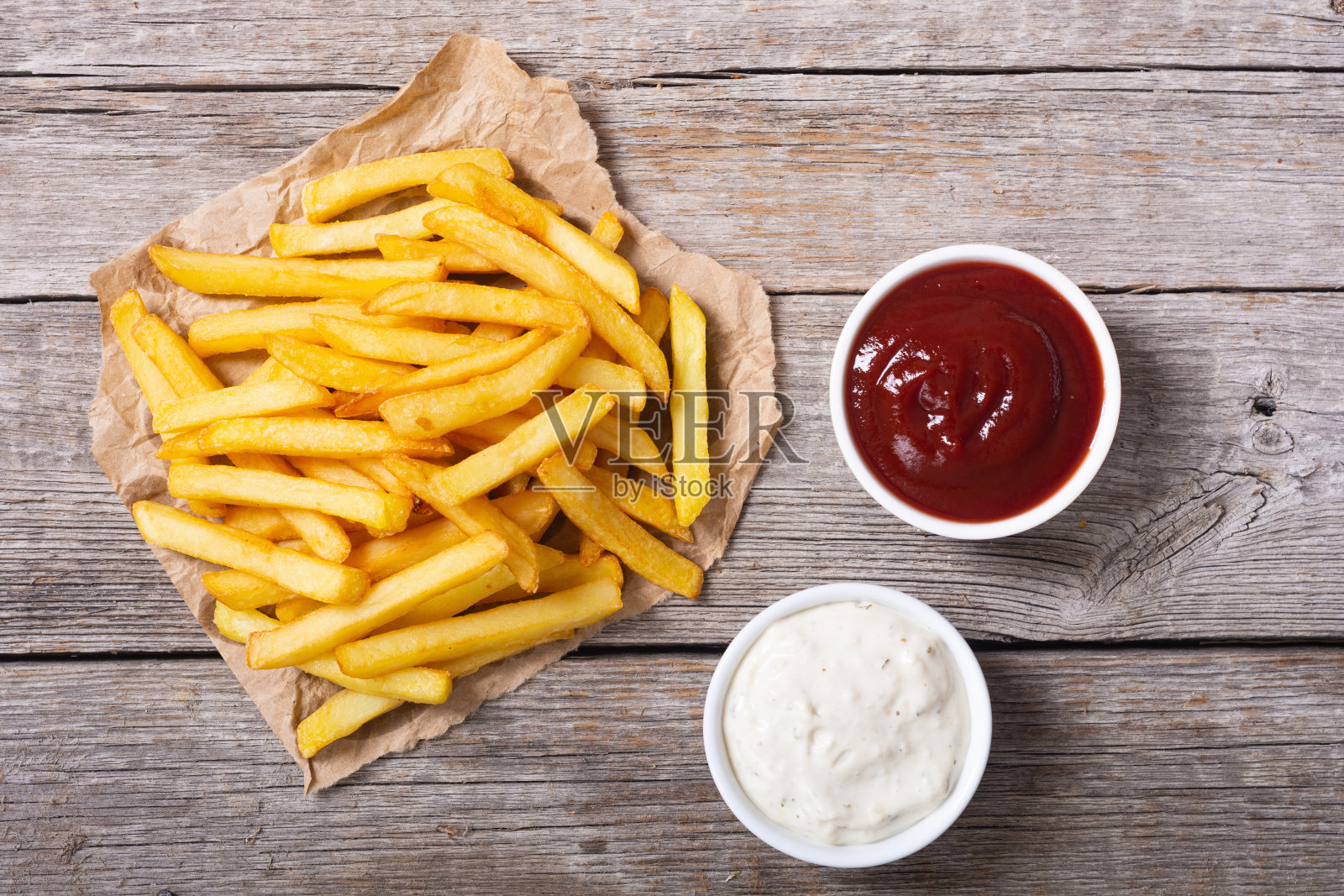 薯条加迷迭香和番茄酱照片摄影图片