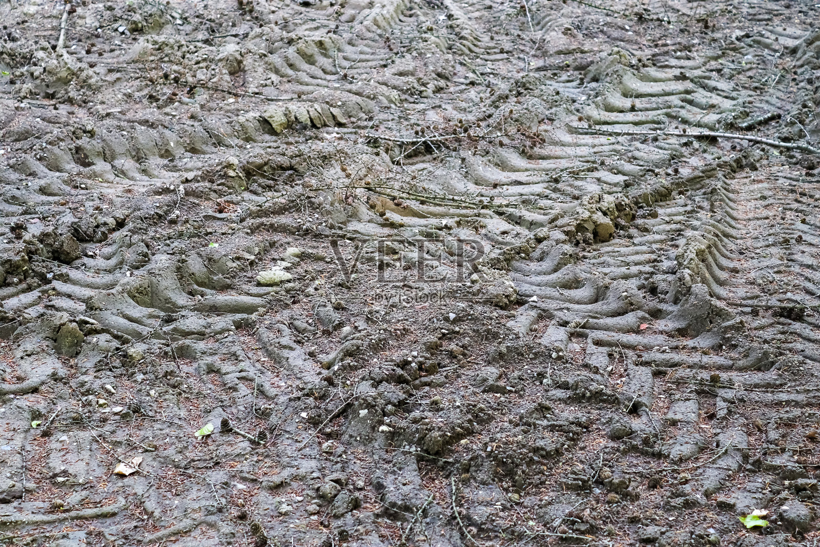 详细的近距离观察干旱的农业土地与轮胎痕迹在高分辨率照片摄影图片