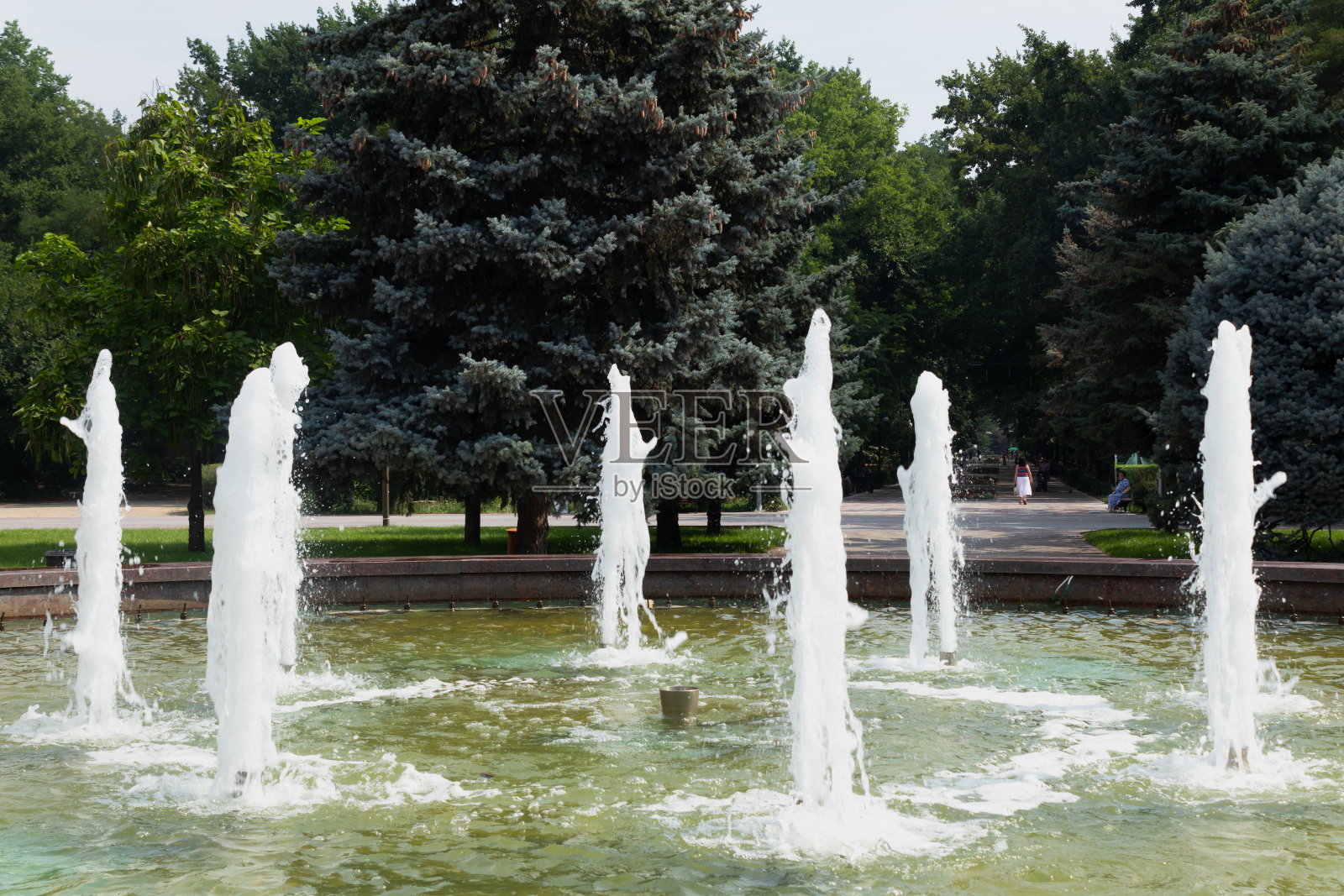 喷泉喷出六条小溪照片摄影图片