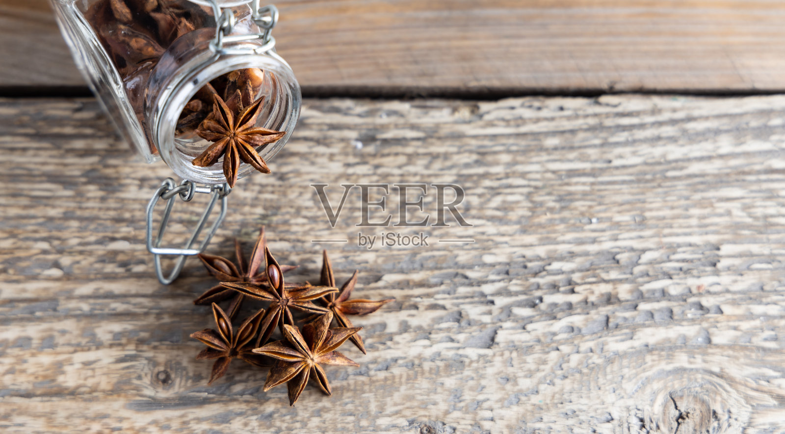 厨房桌子上的八角茴香籽照片摄影图片