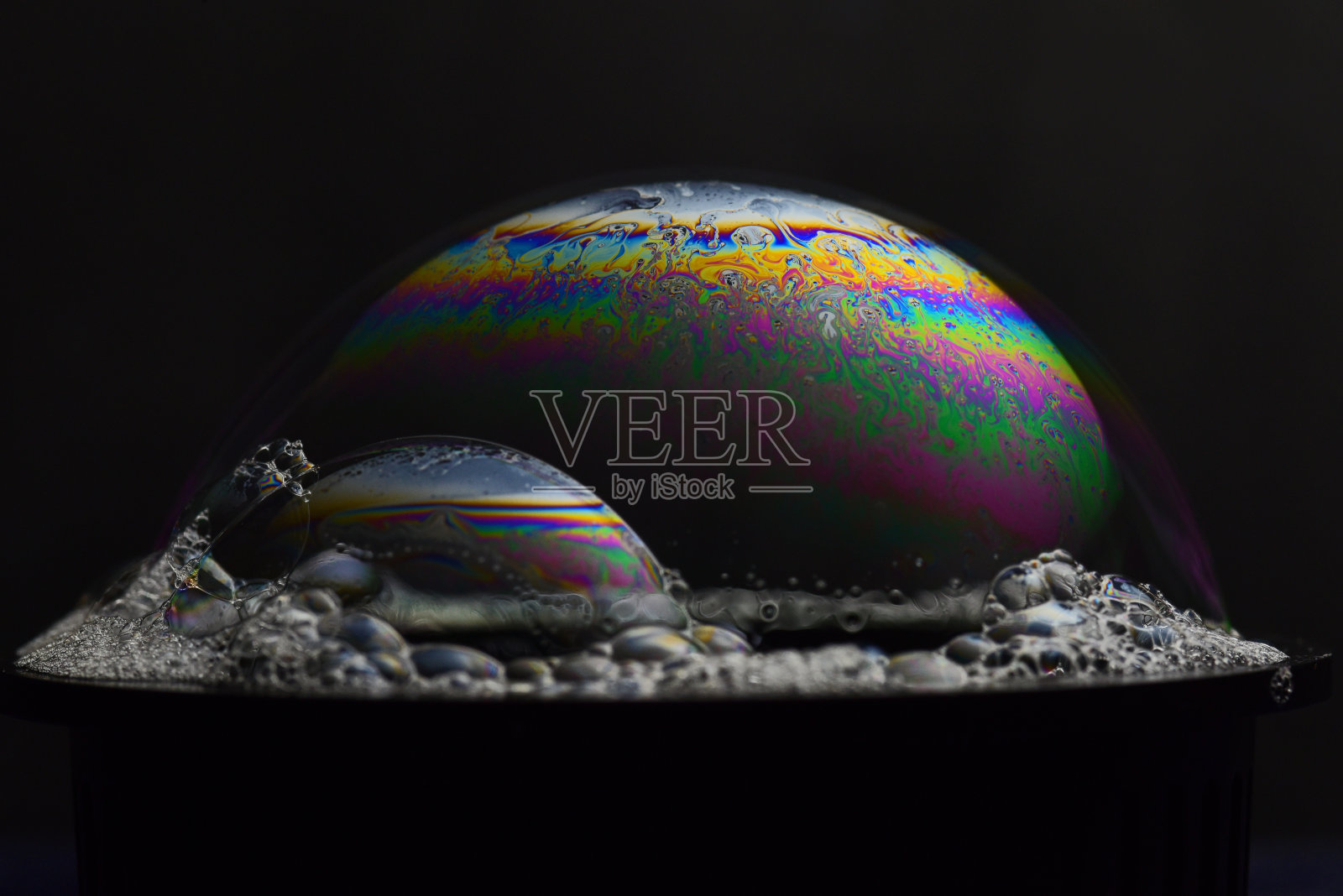 肥皂泡上显示出惊人的色彩照片摄影图片