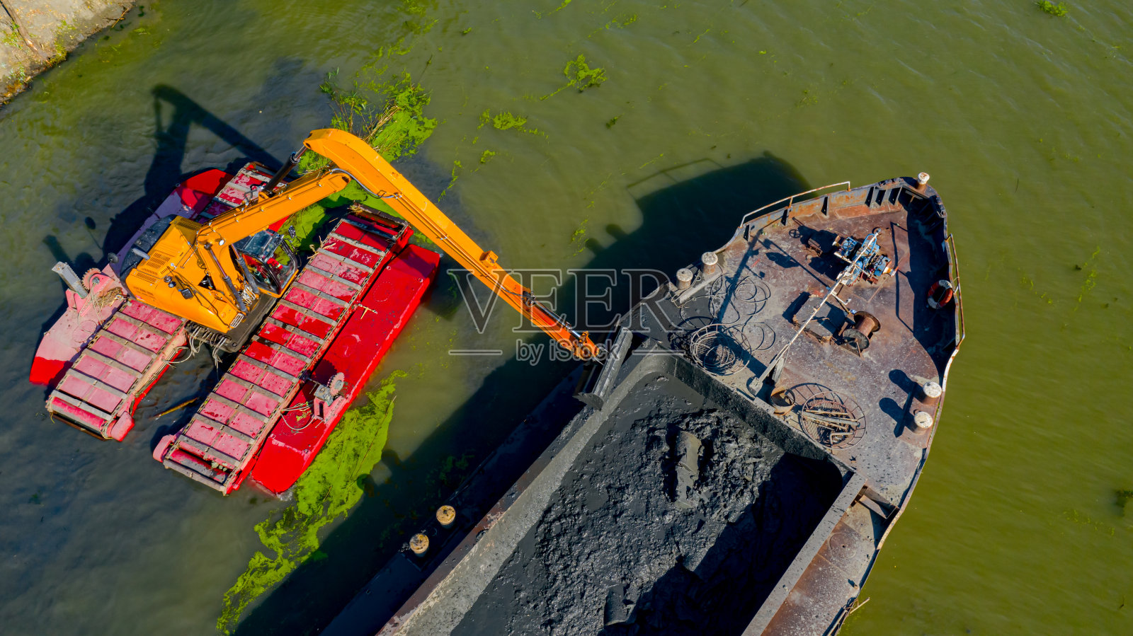 河流鸟瞰图,正在用挖掘机疏浚的运河照片摄影图片