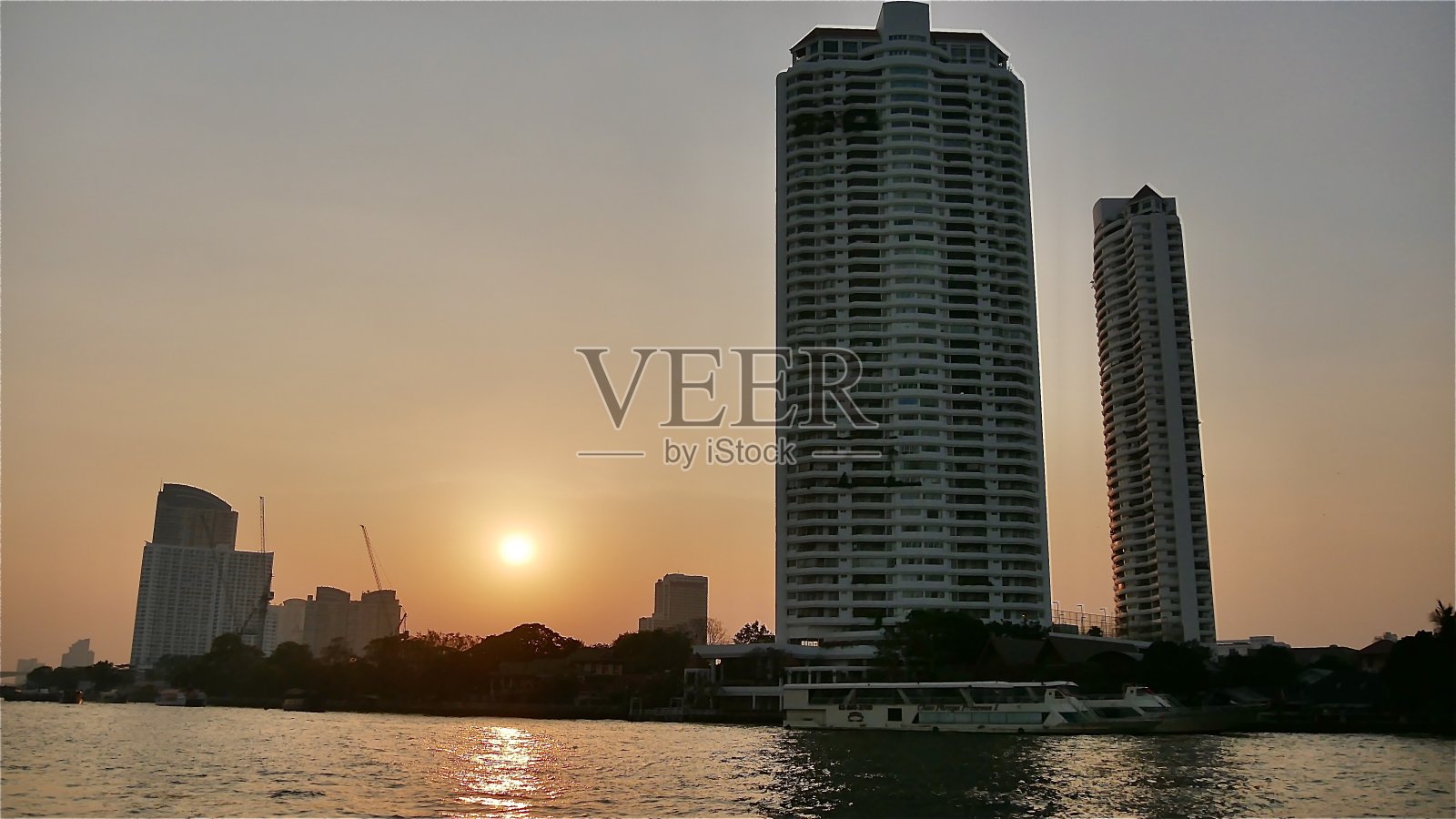 日落时分从湄南河眺望美丽的风景照片摄影图片