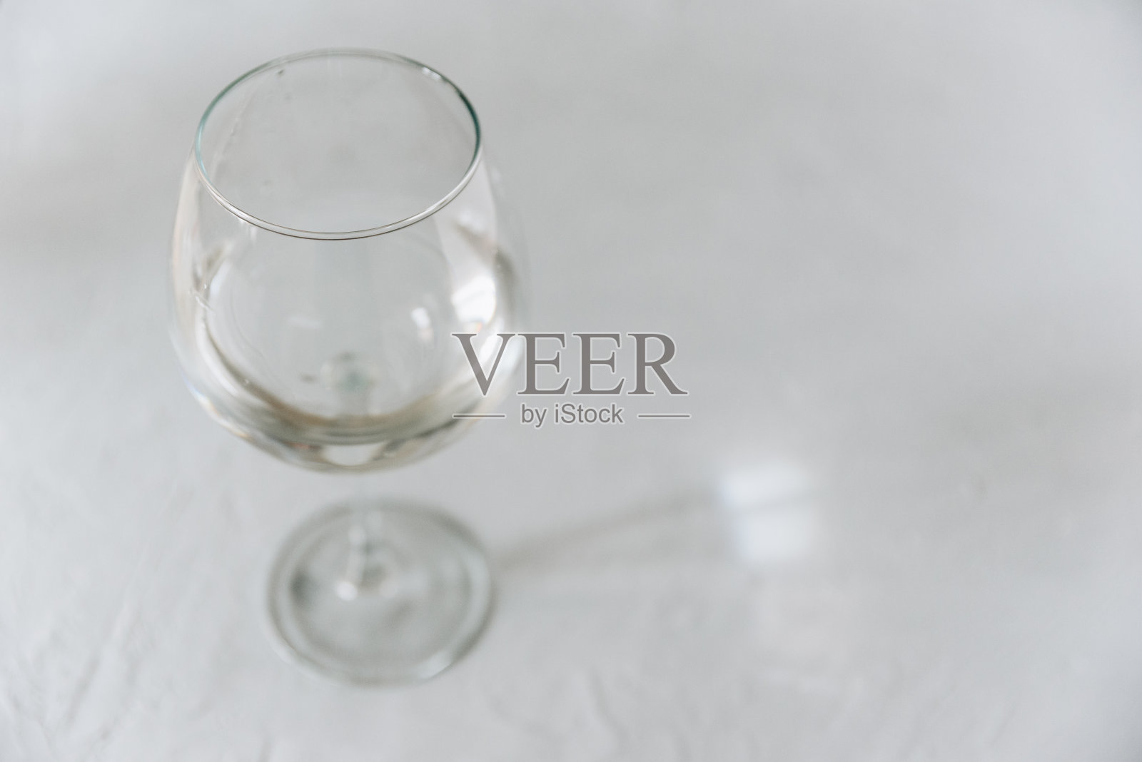 玻璃透明的玻璃杯,在灰色的背景上有水照片摄影图片