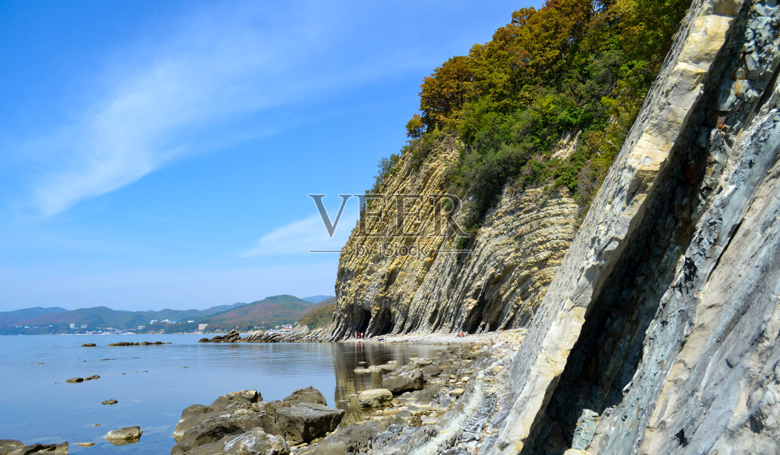 黑海沿岸风景如画的海岸线和悬崖峭壁。克里米亚。照片摄影图片