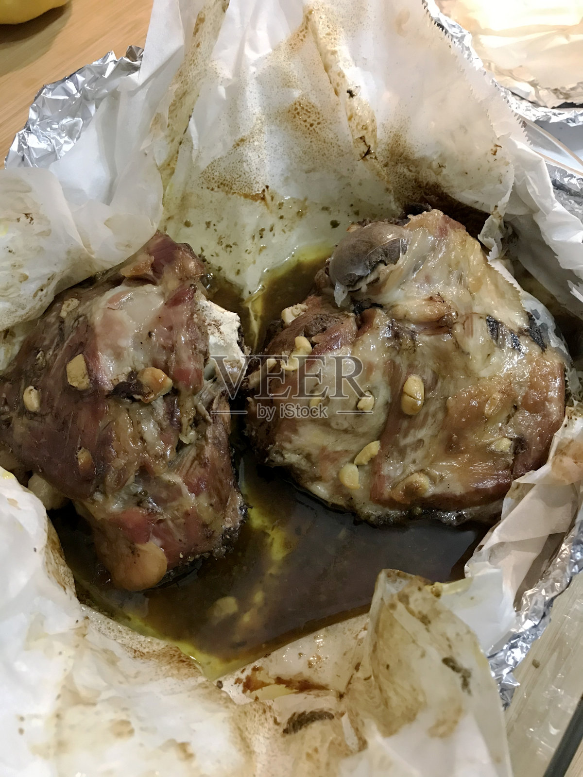 烤炉里烤制的烤羊肉,放在蜡纸上照片摄影图片