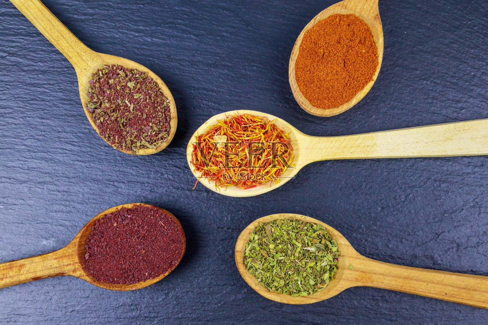 黑色石板上的不同香料。俯视图照片摄影图片